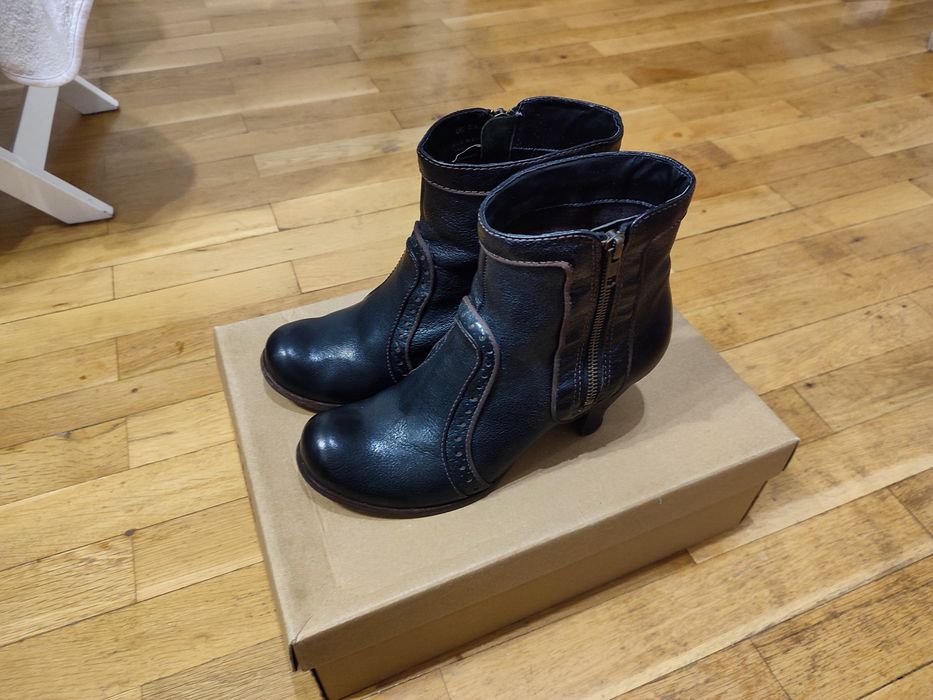 Clarks Lizzie Agra кожени дамски боти на токчета с цип номер 39