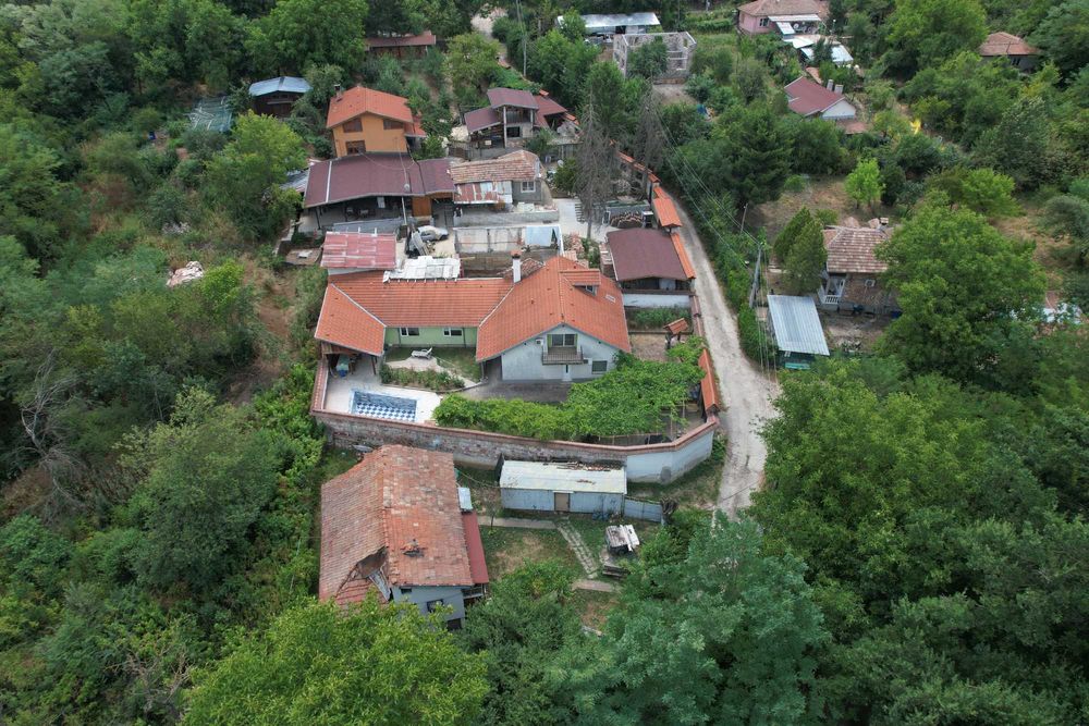 Две къщи в един двор с басейн в гр. Велико Търново