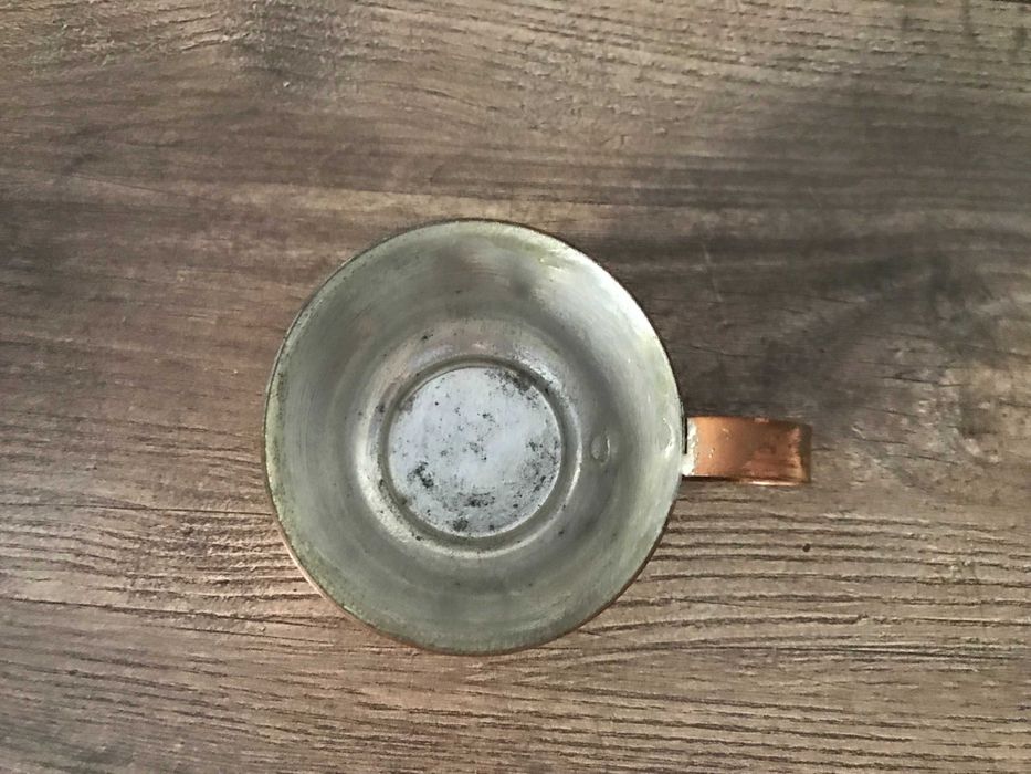 Медни и дървени декоративни предмети, месингова ваза и медна чаша.