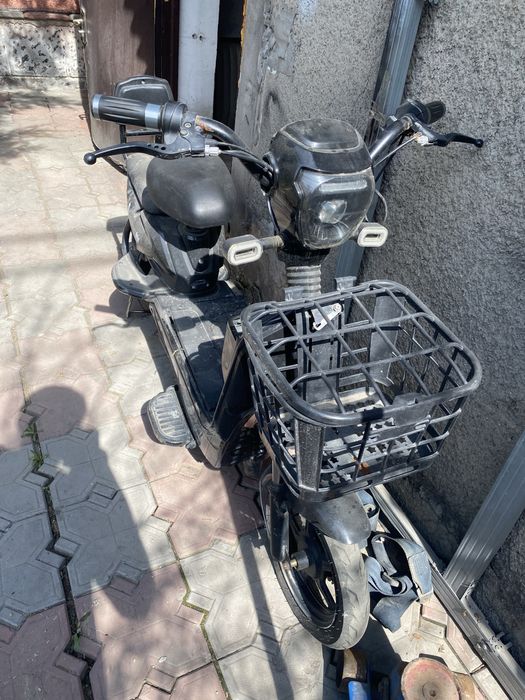 Продам электро скутер не на ходу зарядку отдам вместе с ним