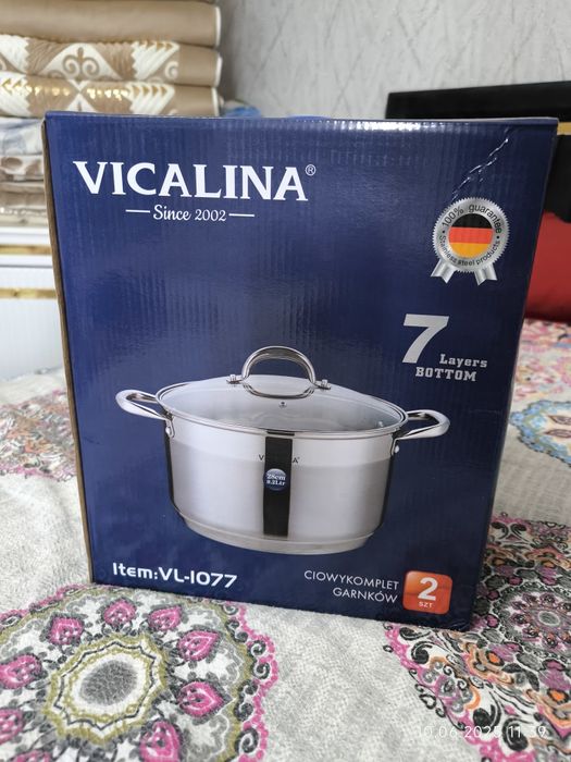 Постельное белье и кастрюля