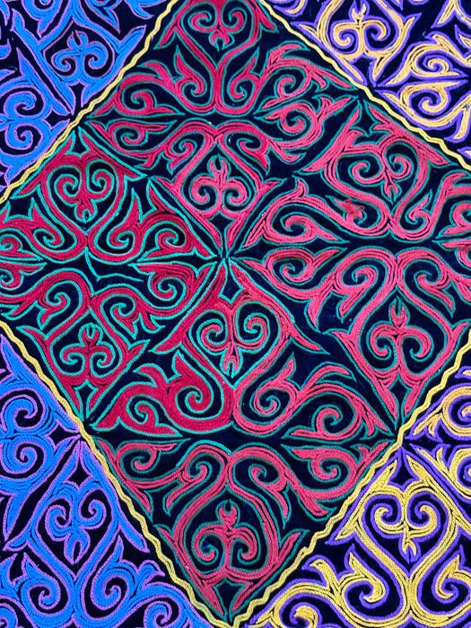 Қазақи ою-өрнекпен ТҮСКИІЗ