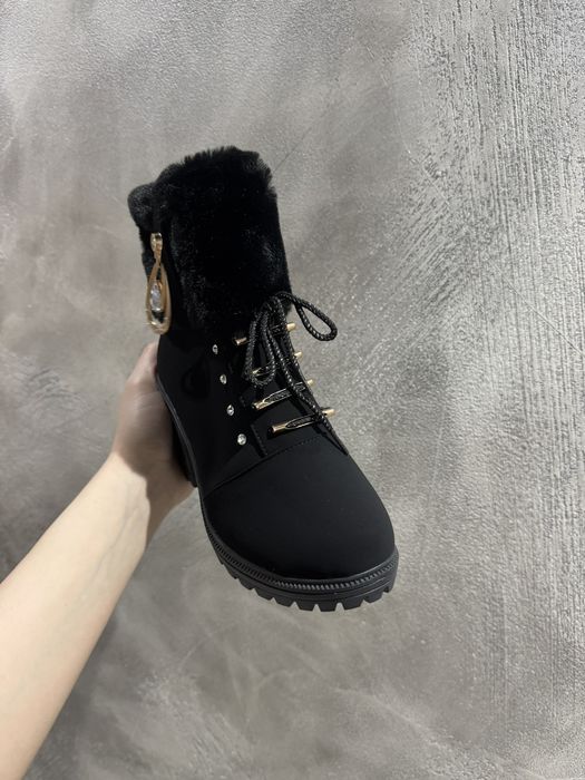 Кожени и велурени дамски боти