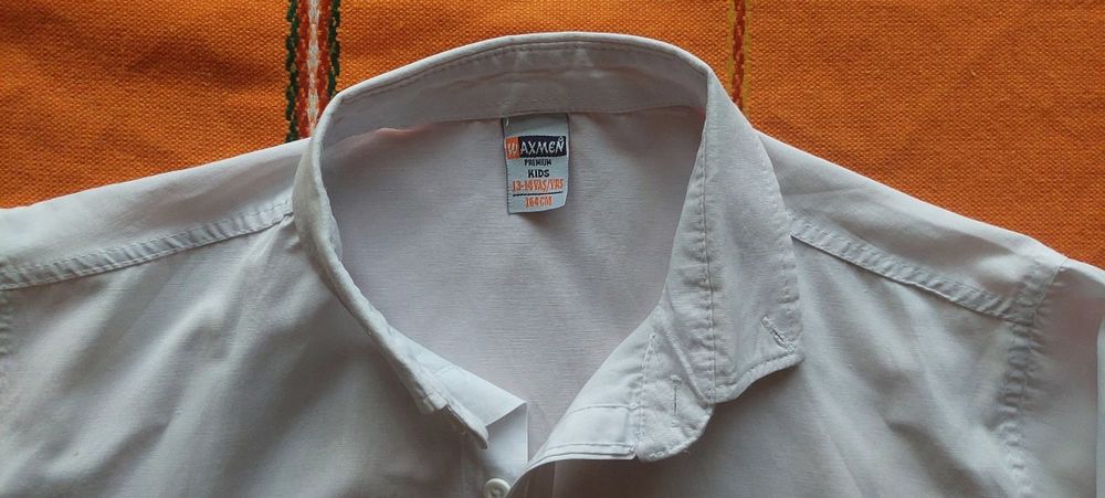 Мъжка бяла риза и два черни панталони