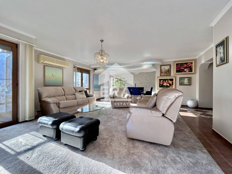 Дава се под наем Тристаен апартамент в София, Център - 138 кв.м за 1800 € - Снимка #2