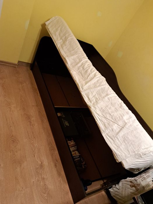 Продавам  две еднакви легла