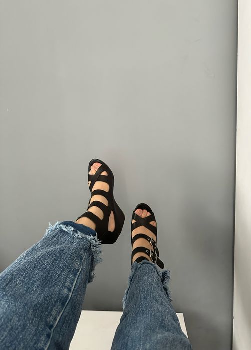 Женские сандалии