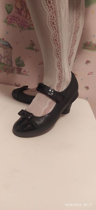 продам школьные туфли Ecco