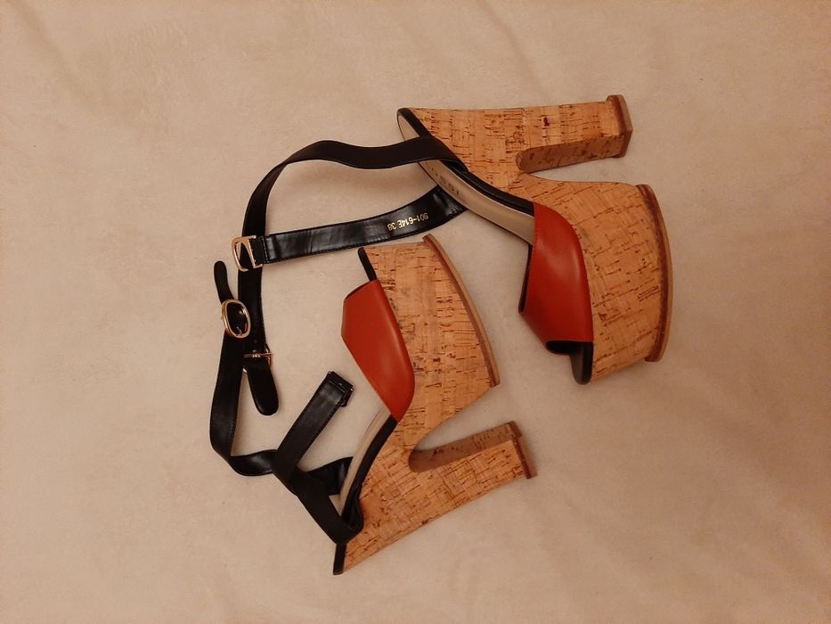 Продам босоножки