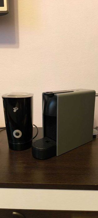 Nespresso Essenza Mini C30 Gri + Aparat Spumare Lapte Tchibo
