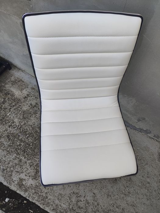 Въртящ и регулиращ височината бар стол