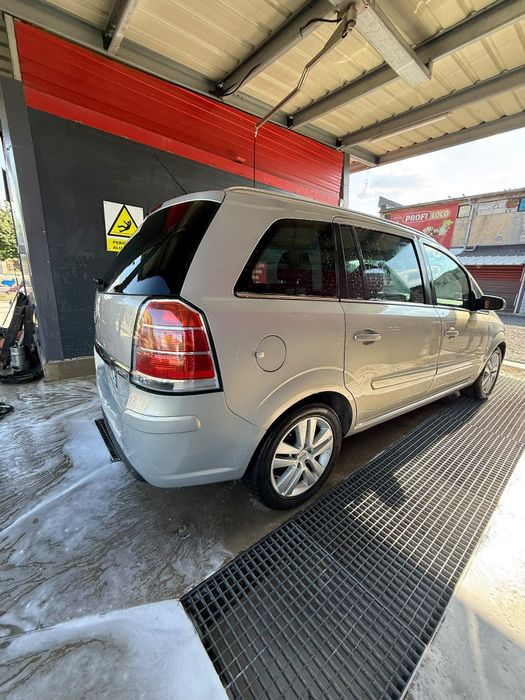 Vand sau schimb Opel Zafira