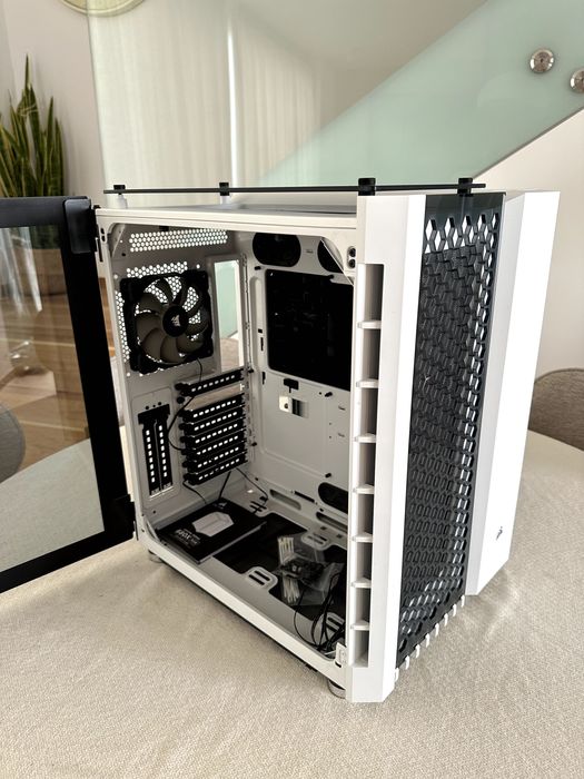 Carcasa Crystal Series 680X RGB + 2 Extra Ventilatoare RGB