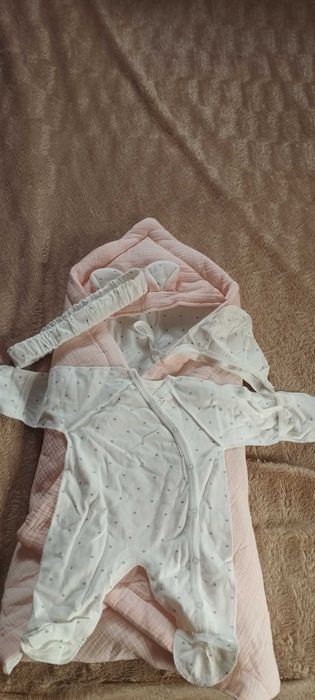 Продаю уголок  на выписку для девочки