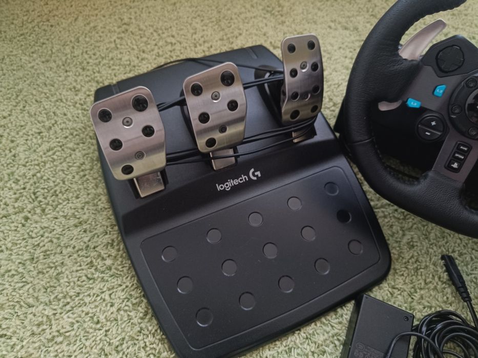Logitech G29 със скоростен лост