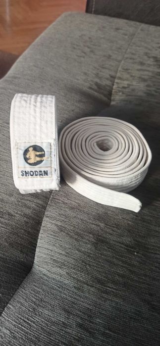 Продавам два колана за бойни изкуства