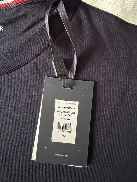 Tommy Hilfiger tricou bleumarin cu banda alba pe umeri M nou original