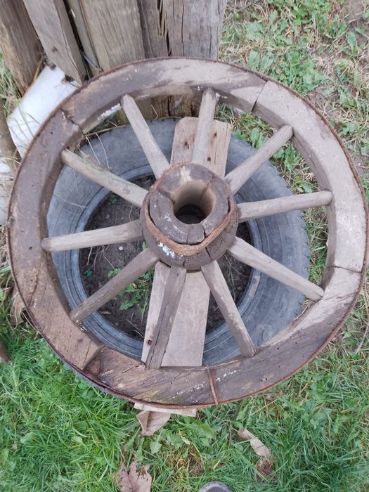 Vând roata car veche