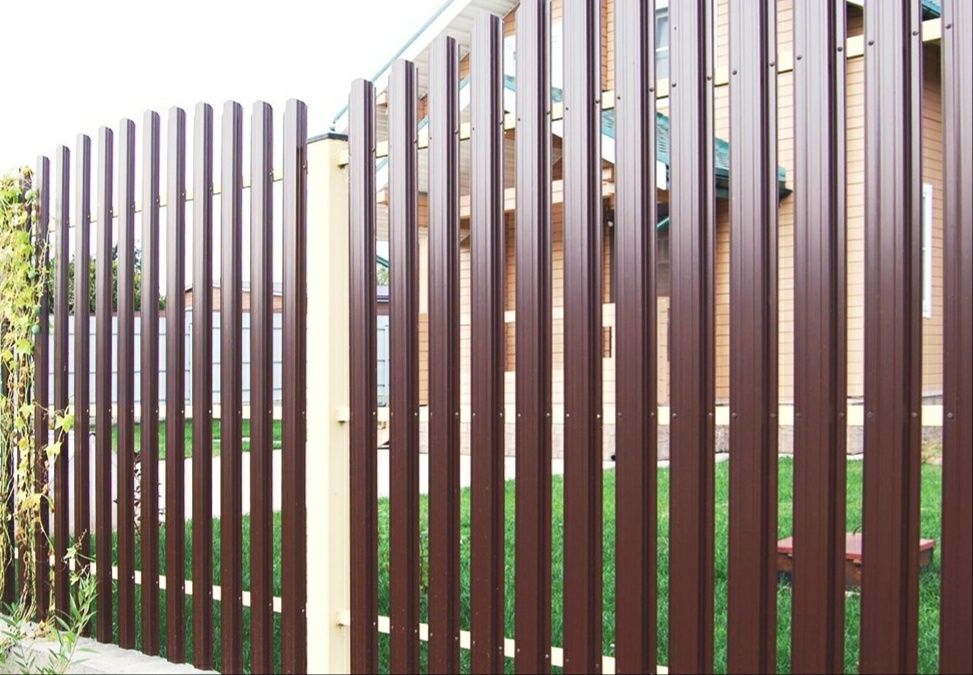 Дон забор. Дон забор аксай аксайский проспект 21. Забор из сайдинга металлического вертикаль 7024. Металлический штакетник белый. Забор ез евро штакетника.