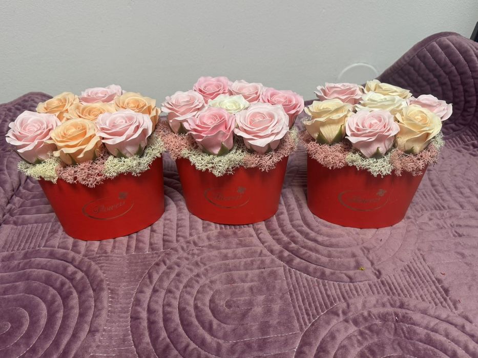 Аранжировки със сапунени рози и скандинавски мъх.