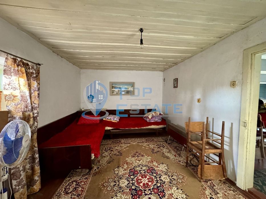 Къща с кладенец, гараж и стопански постройки в село Долна Липница, об