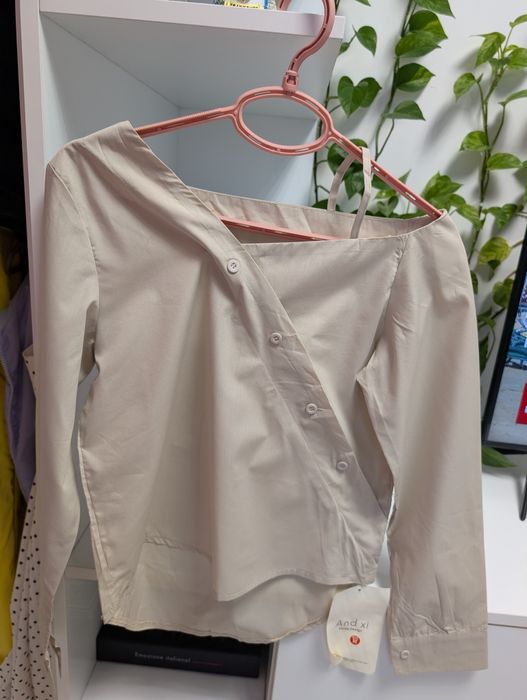 Camasa crem cu umerii goi