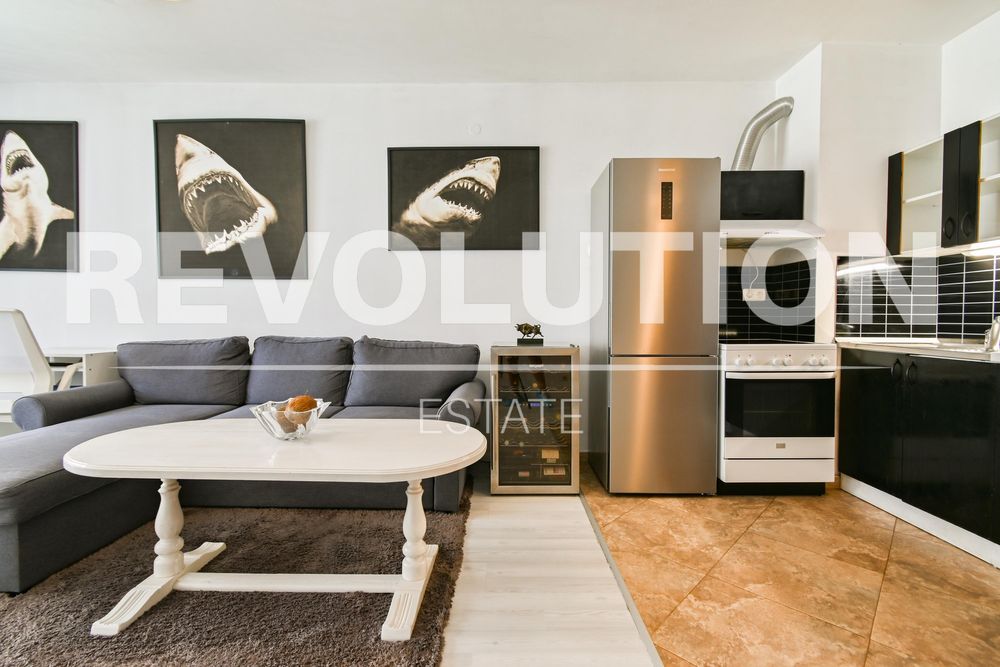 Дава се под наем Двустаен апартамент в София, Център - 72 кв.м за 747.66 € - Снимка #1