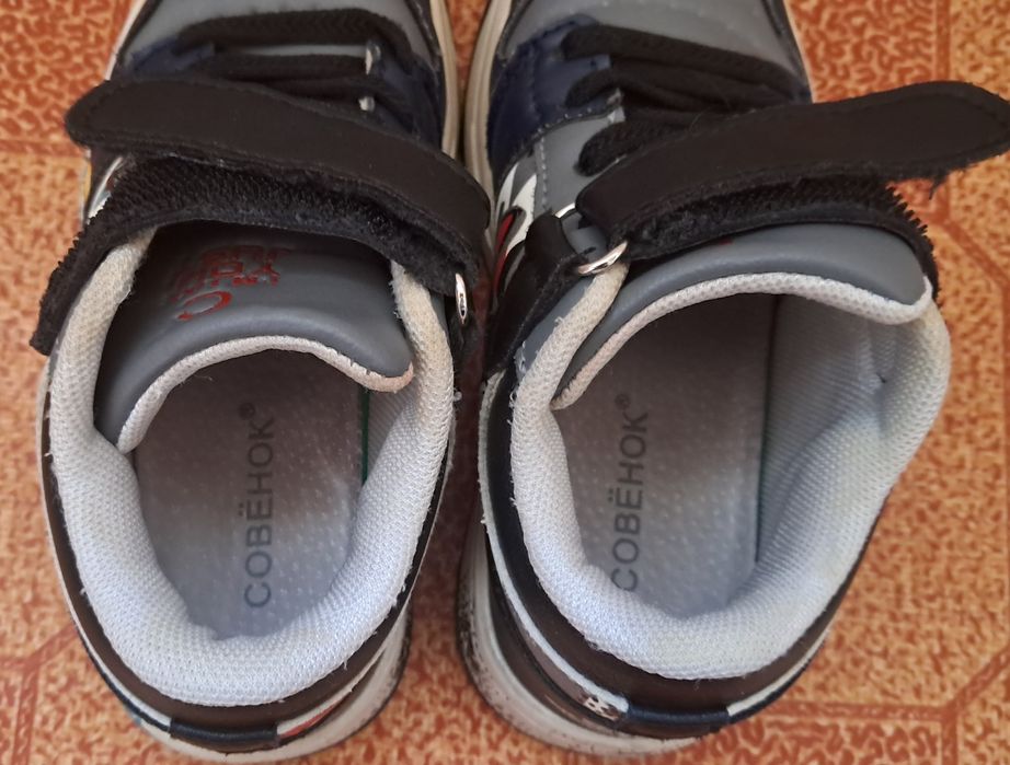 Продаются детские кроссовки.