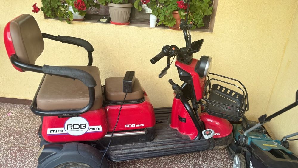 Vând triciclu foarte puțin folosit