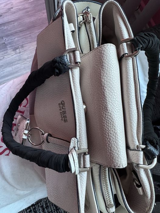 Дсмска чанта Guess