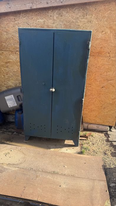 Продам железный шкаф