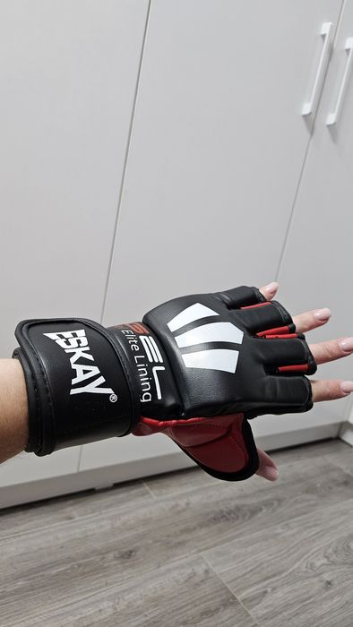 Продам перчатки для кикбоксига