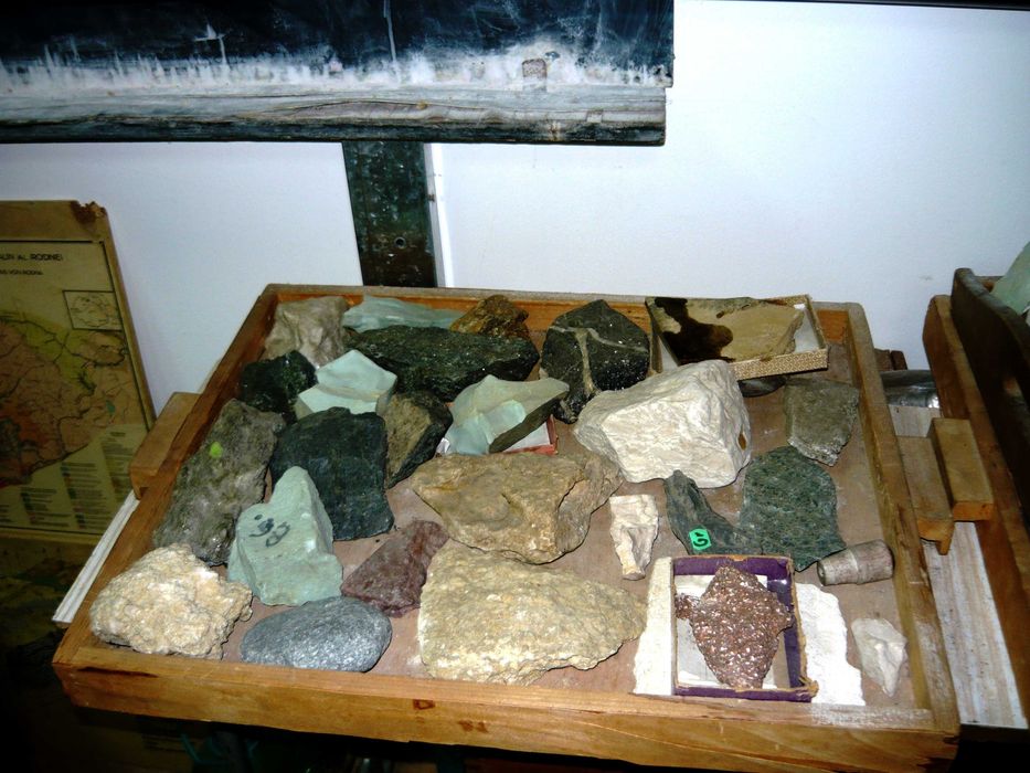 Pietre semipretioase / esantioane mineralogie, petrologie si zacaminte