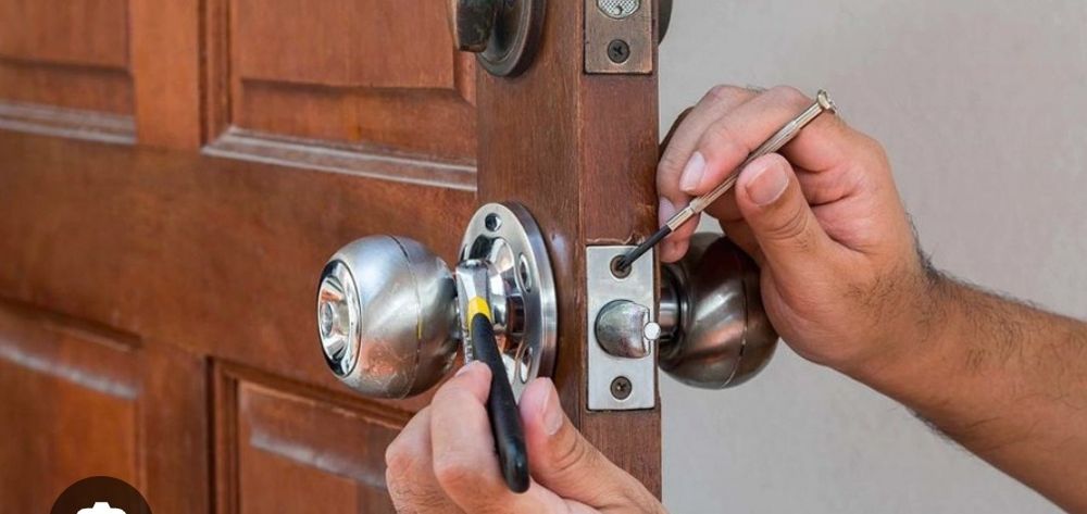 Ремонт мебели и замков .