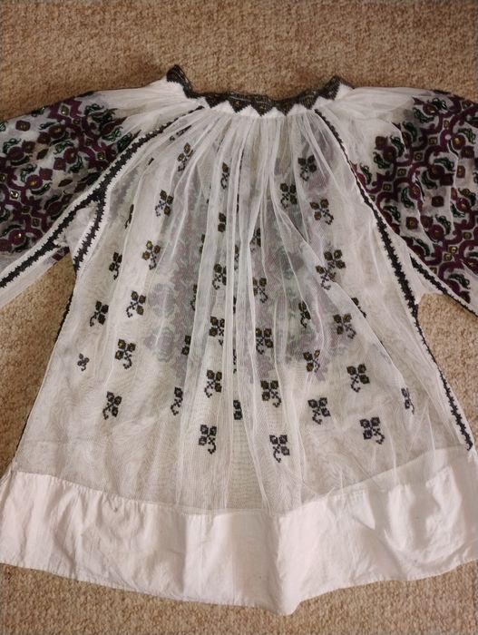 Ie românească tradițională