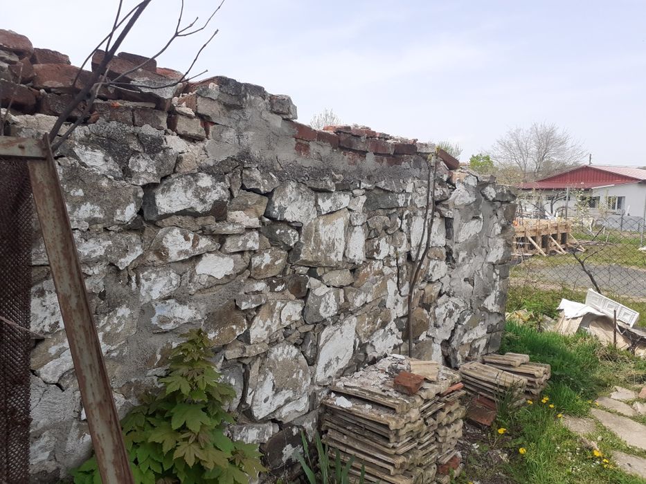 Предлагам камъни и  тухли единични