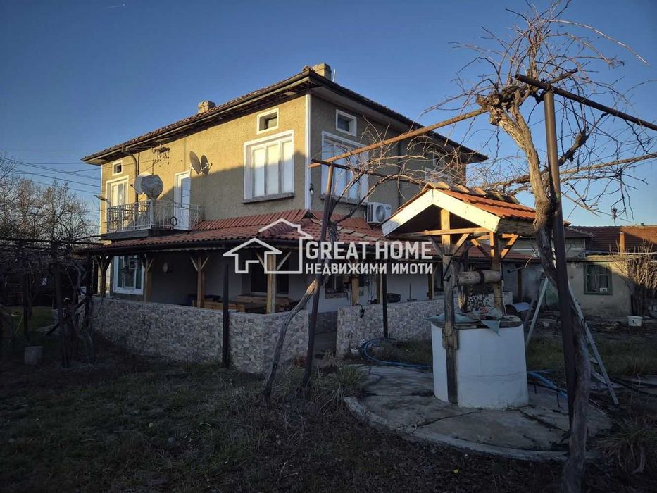 Двуетажна тухлена къща в живописното село Васил Левски!! Гараж!!