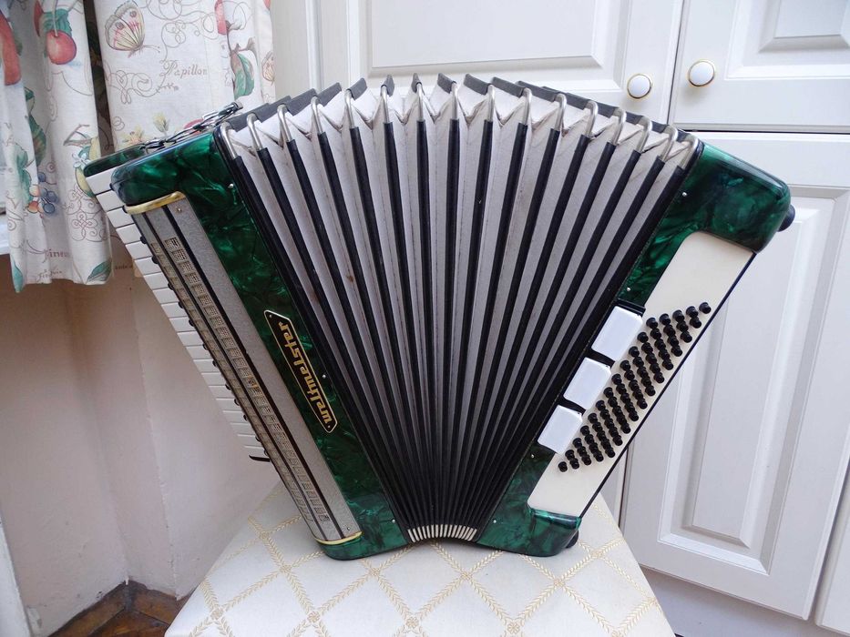 Много запазен стар акордеон Велтмайстер 60 баса