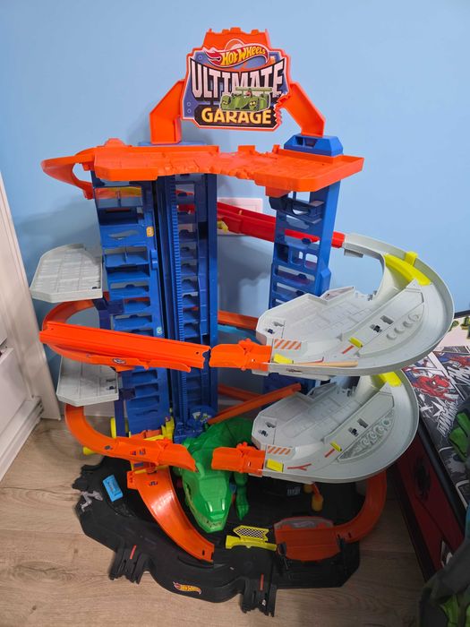 Писта-гараж с динозавър, Hot Wheels