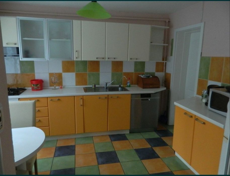 Închiriez casa în centru 5 camere