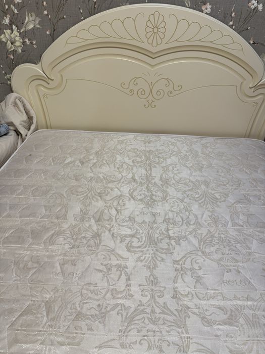 Двуспальная кровать