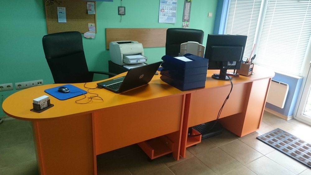 Две отделни и стоящи долепени заедно бюра в атрактивен цвят