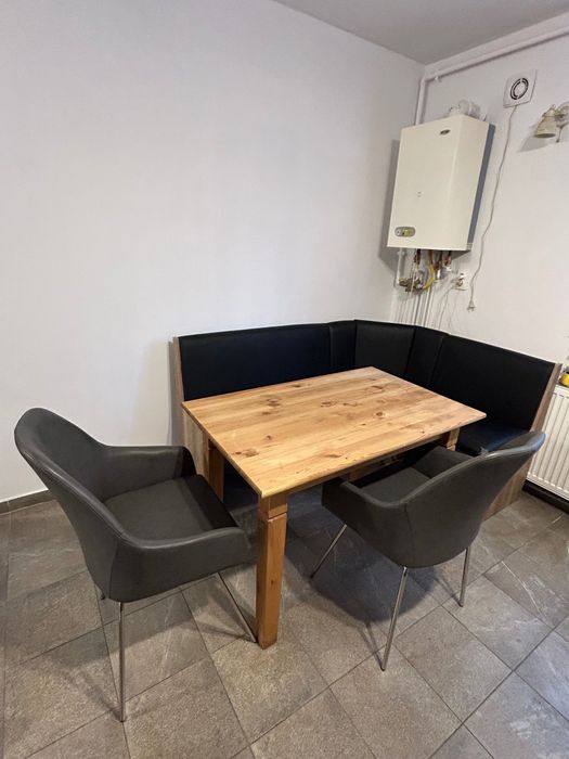 Set mobilier format din patru piese: cuier, masuta de cafea, masa de bucatarie si coltar