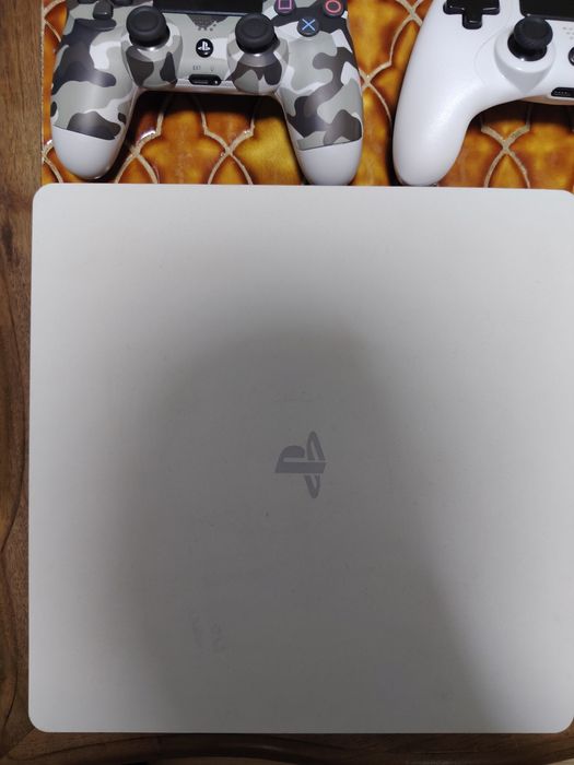 PS4 slim modat impecabil, multe jocuri instalate și 2 controlere