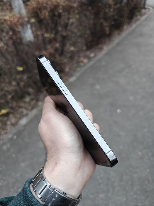 V/S iPhone 13 Pro - ca NOU