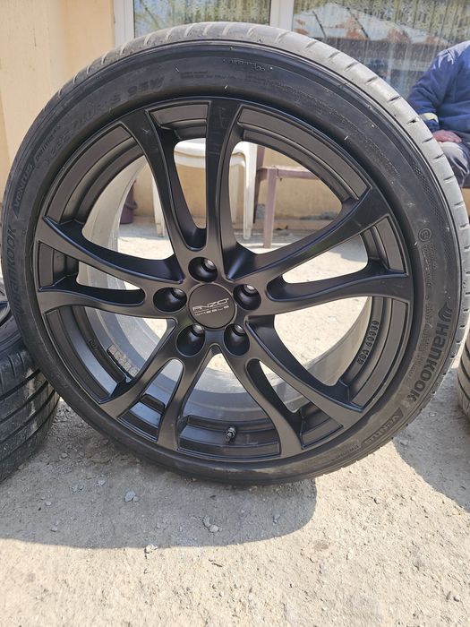 Jante aliaj 18” 5x108 + anvelope VARĂ Hankook 245/40 R18
Anvelopele sunt aproape noi (rulate ~200 km)
O anvelopă are o zgârietură superficială (nu a