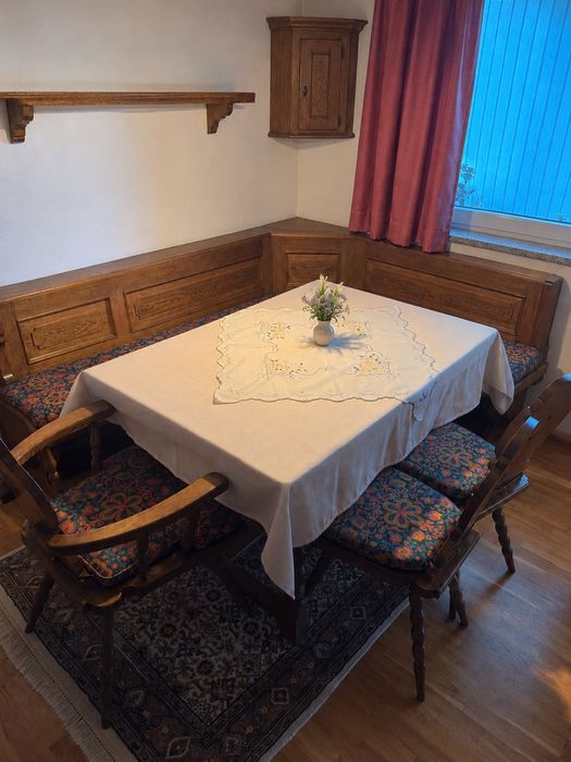 Vând set de mobilier rustic – masă, 3 scaune, colțar și canapea