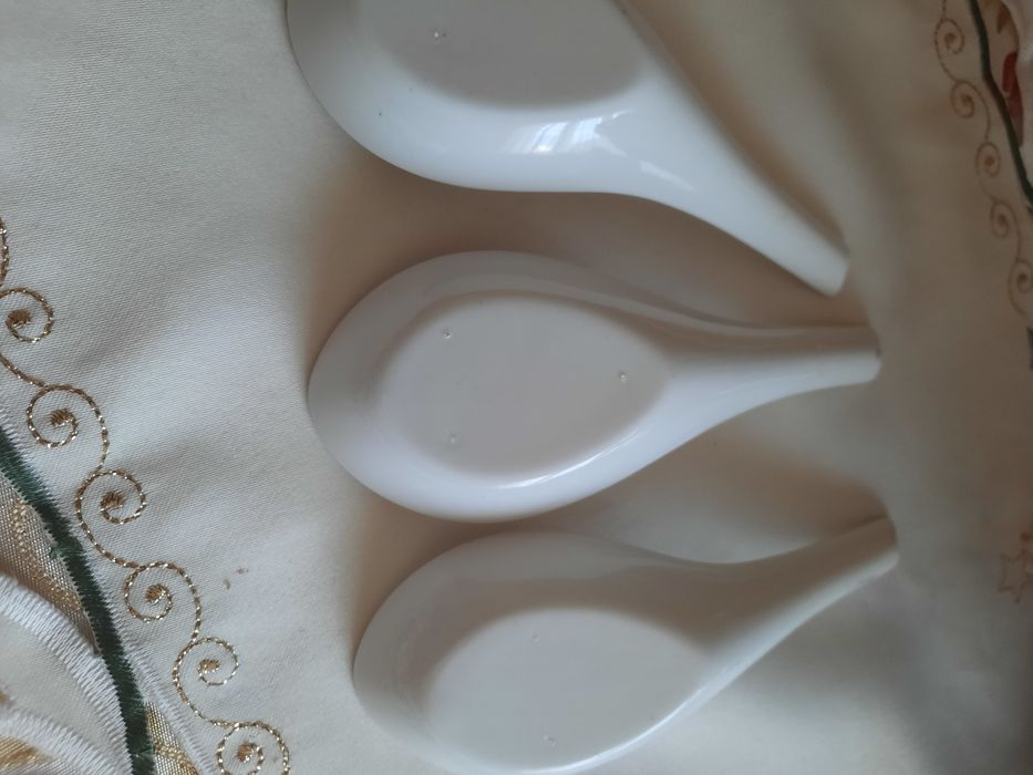 Set 3 linguri delicate din porțelan