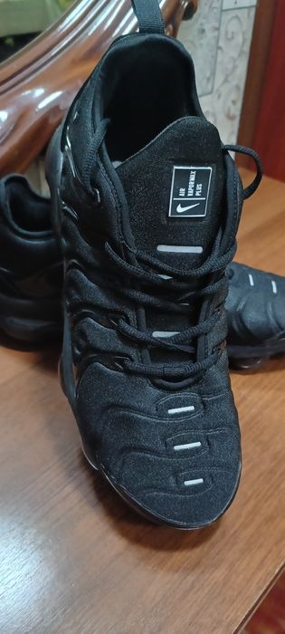 Продам мужские кроссовки