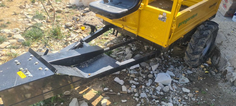 Vând motocultor 11cp  4x4 pe motorina pornire electrica și demarou cu remorca și accesorii
